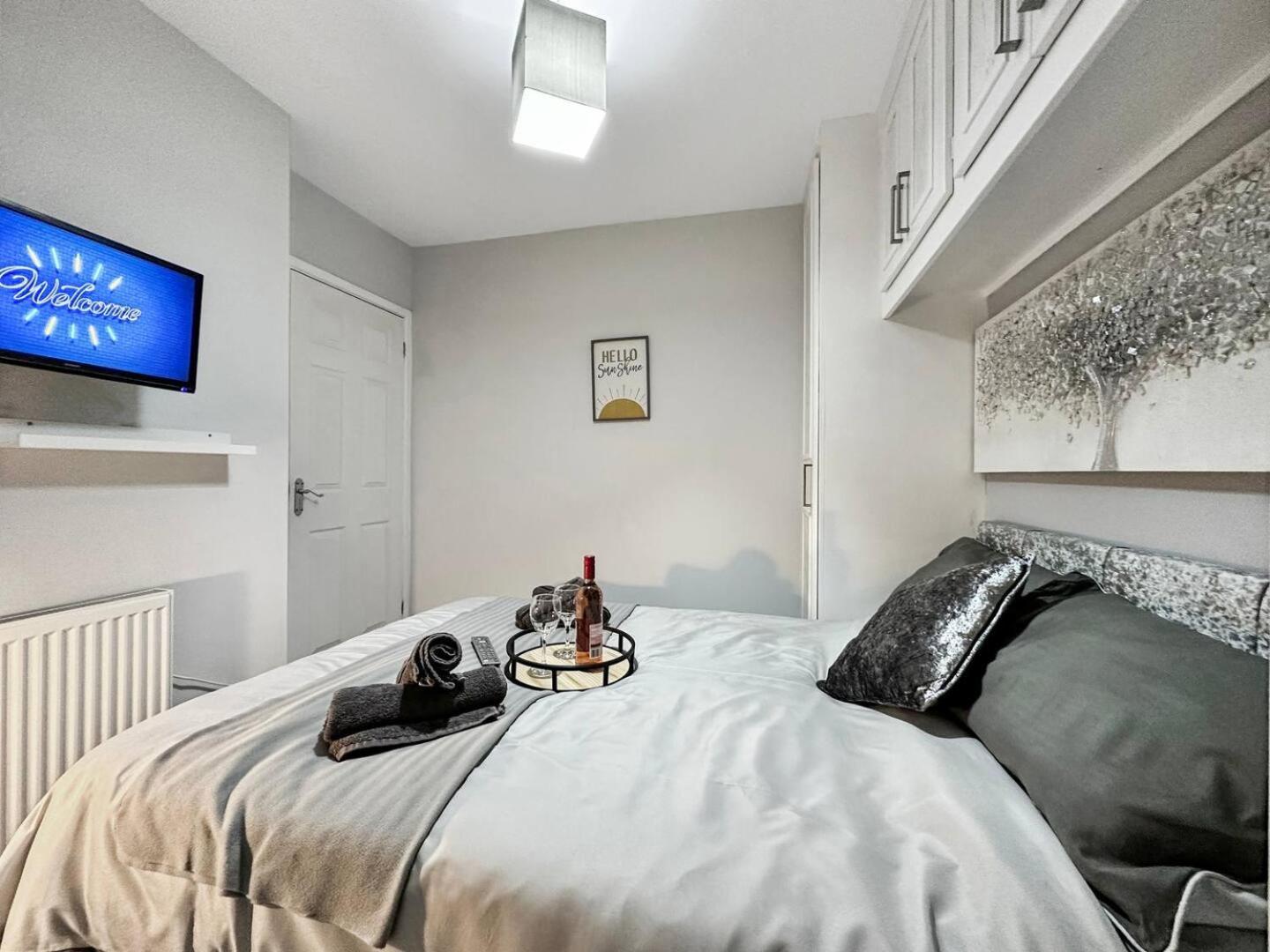3 Bed Home In Tonypandy With Balcony View Room Llwynypia Exterior foto