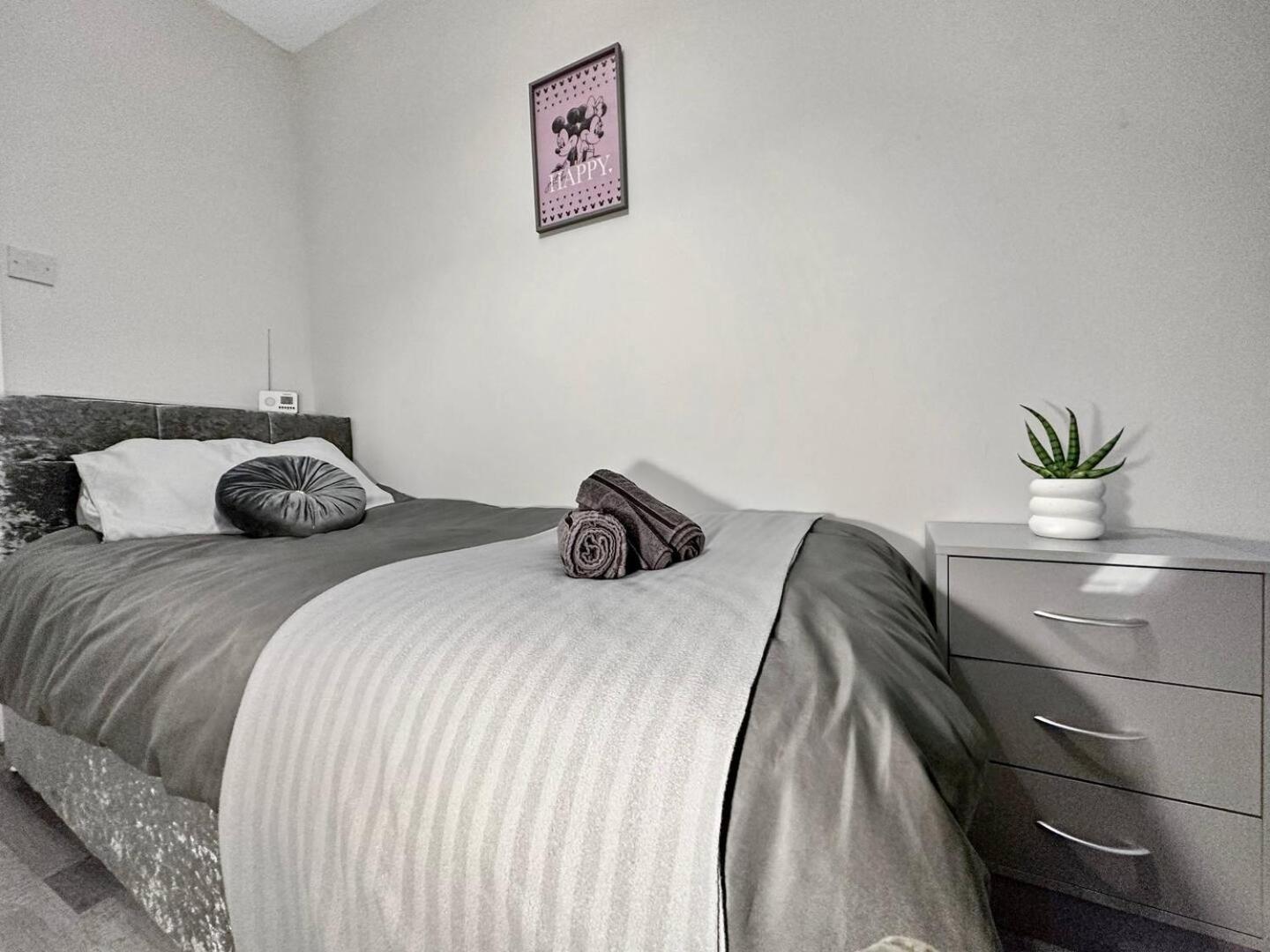 3 Bed Home In Tonypandy With Balcony View Room Llwynypia Exterior foto