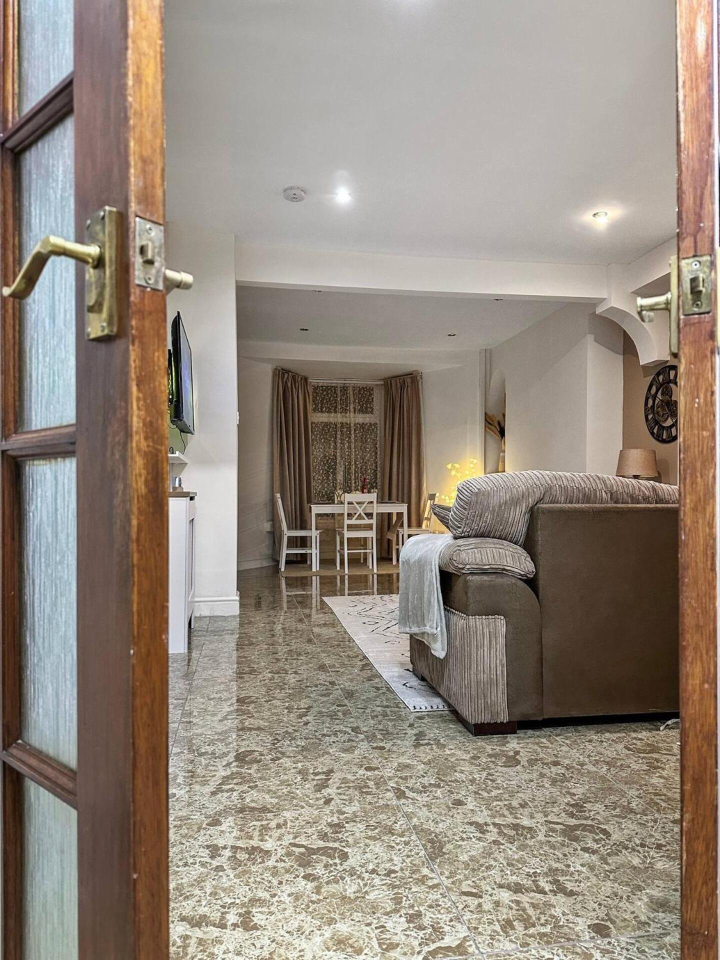 3 Bed Home In Tonypandy With Balcony View Room Llwynypia Exterior foto